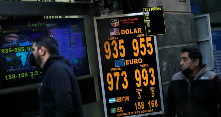 El dólar se fue a una caída libre de más de $35 luego de la intervención del instituto emisor