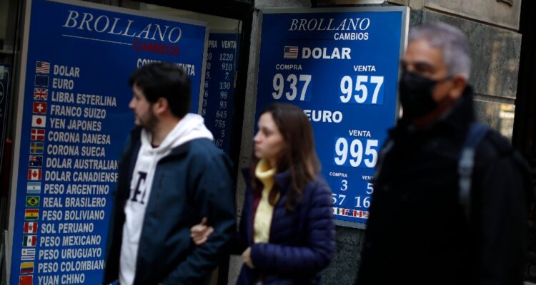 Dólar parte la semana rondando los $950 y su evolución dependerá de noticias claves desde EEUU