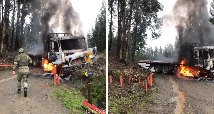 Trabajadores escapan tras nuevos ataques incendiarios en Arauco: quemaron al menos 9 vehículos | Nacional | BioBioChile