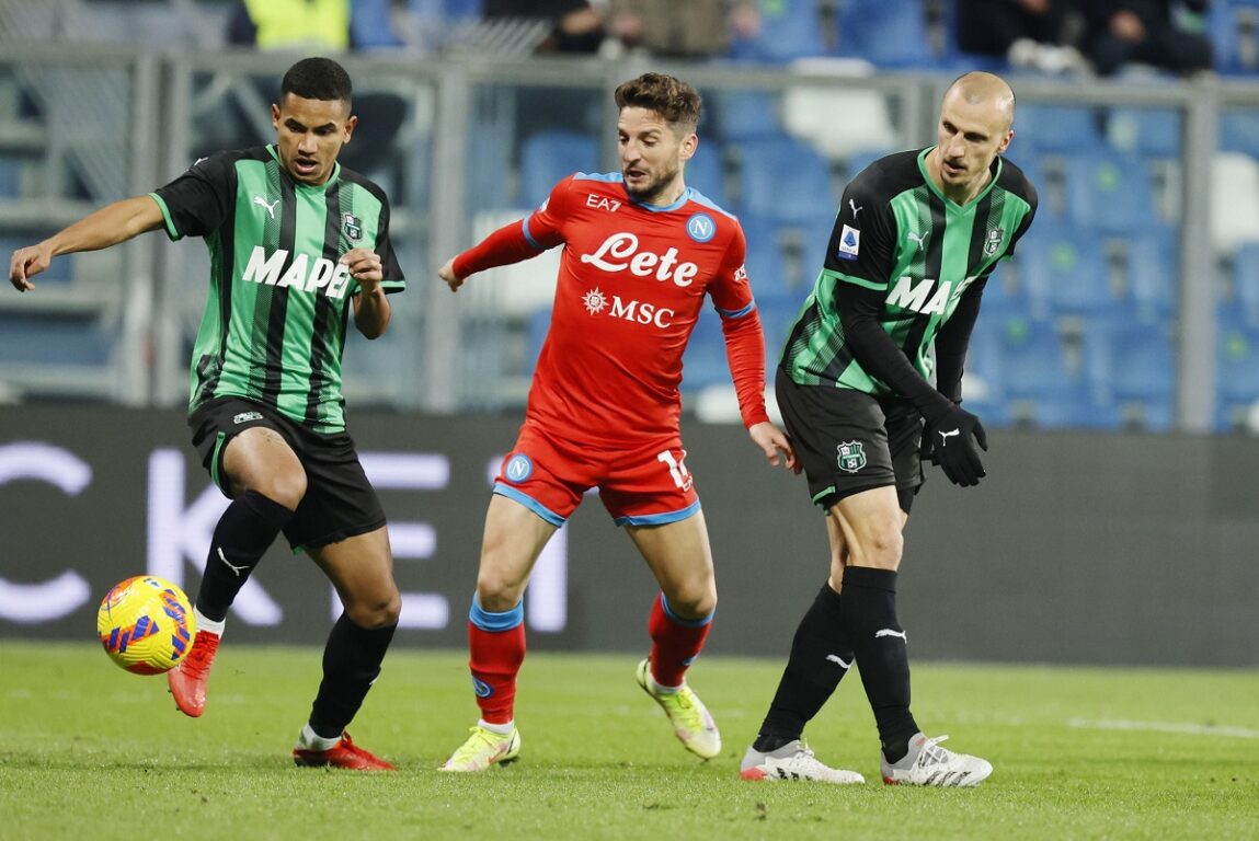 Dries Mertens (al centro) jugando por Napoli.