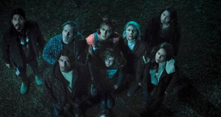 La familia protagonista de El Refugio mira asustada hacia el cielo.