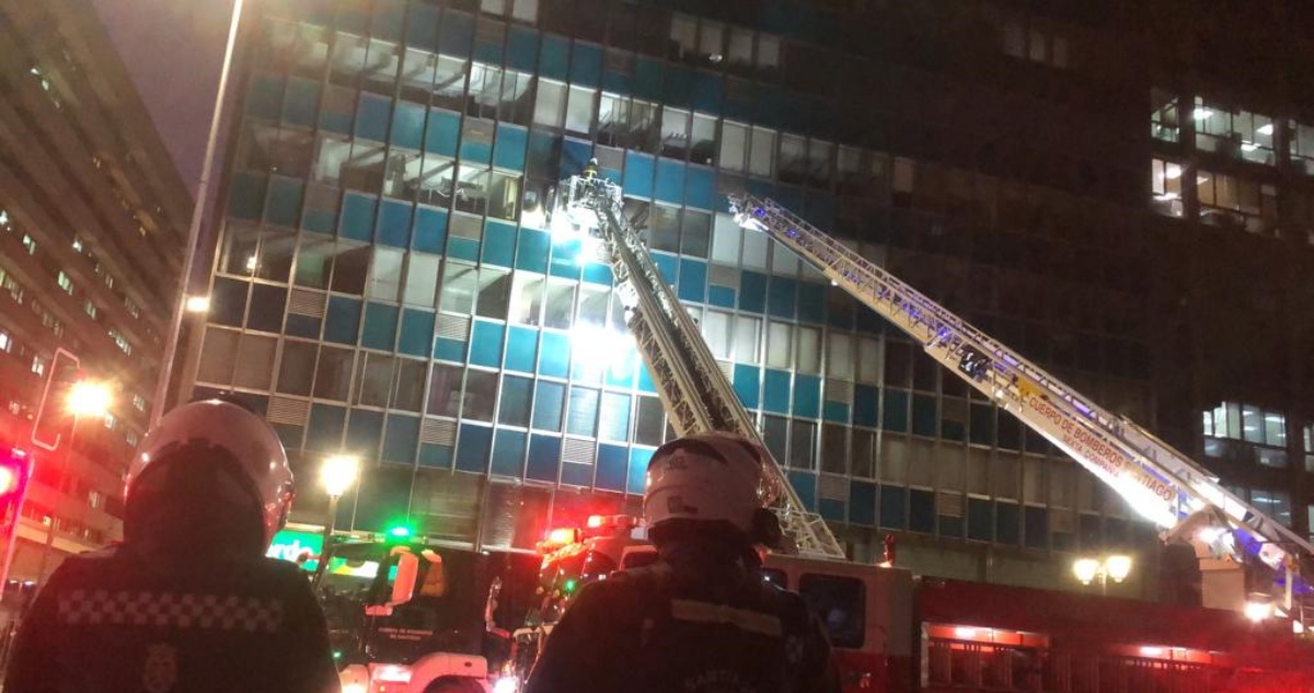 Bomberos controla incendio en Santiago