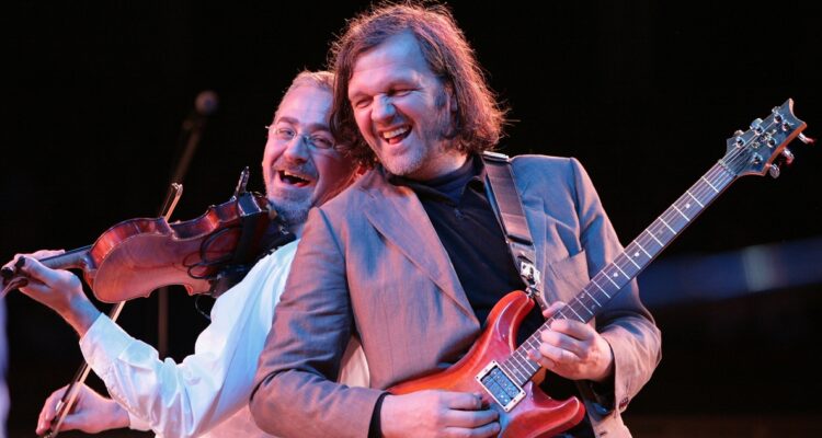 Emir Kusturica y The No Smocking Orchestra regresan a Chile en su despedida de los escenarios