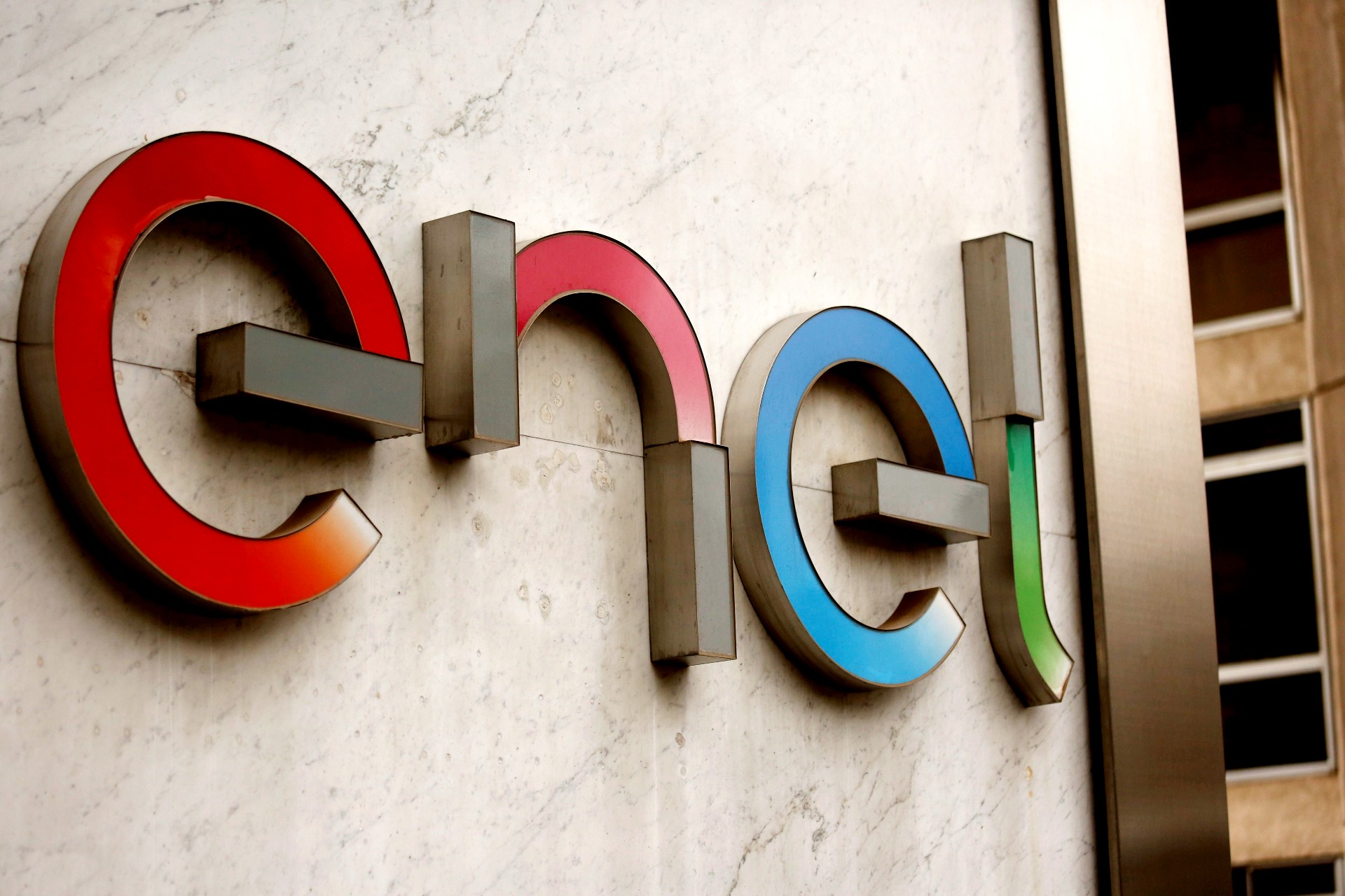 Enel Chile venderá su filial de transmisión eléctrica a Grupo Saesa: Operación quedó sujeta a la FNE