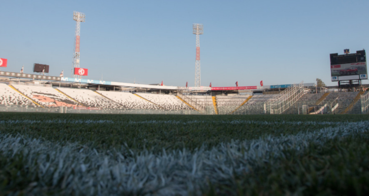 Colo Colo anuncia que modernizará su estadio y que construirá una estatua en honor a Carlos Caszely.