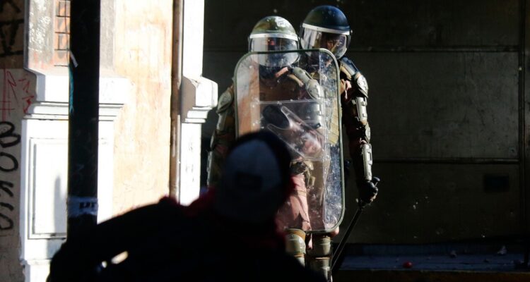 Ordenan a Carabineros entregar cámaras corporales