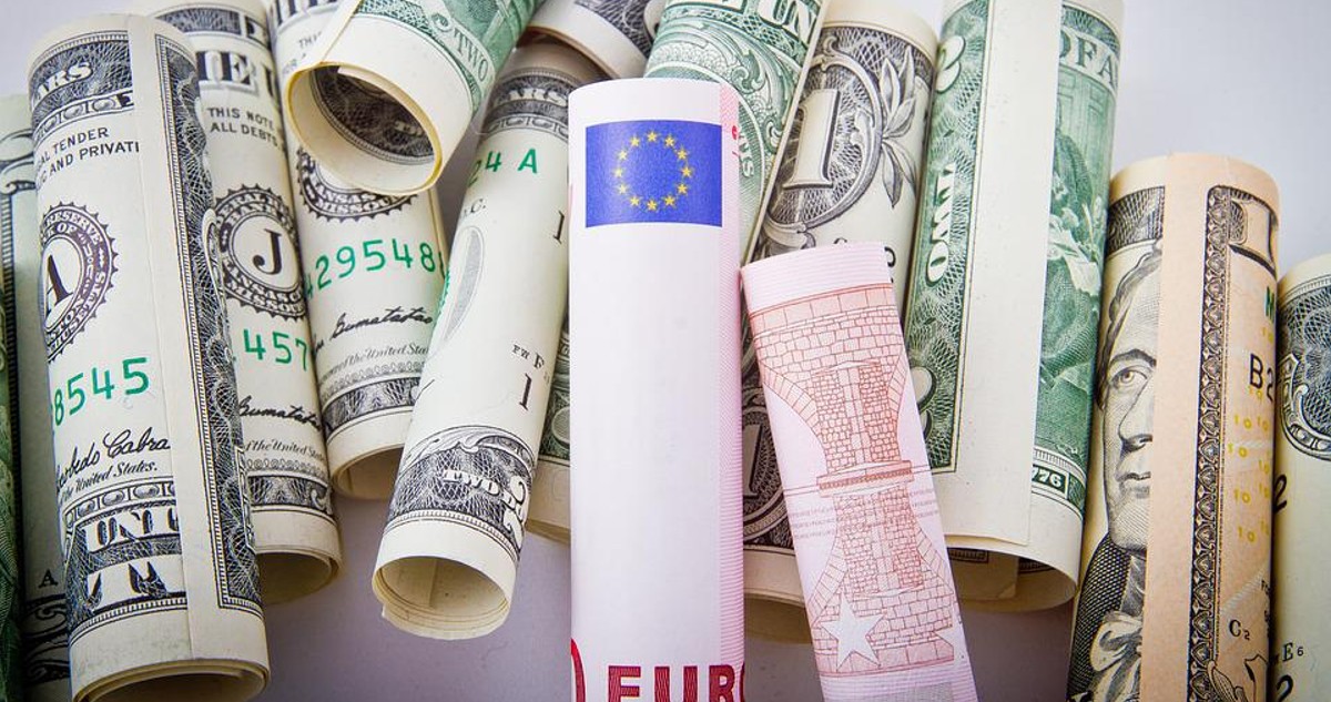 El euro sigue cayendo y podría alcanzar paridad con el dólar