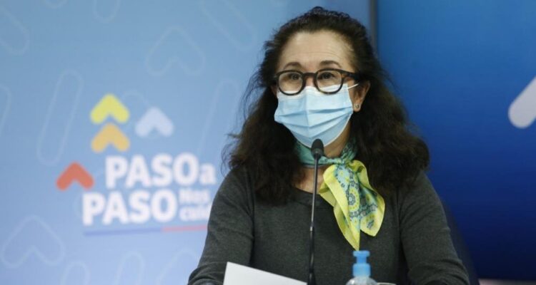 Exjefa de vacunación acusa que Gobierno la reemplazó en sus vacaciones cuando aún no dejaba el cargo