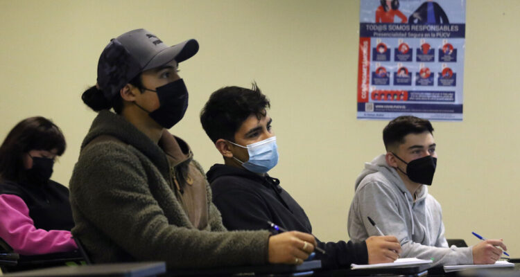 Expertos recomiendan mantener uso obligatorio de mascarilla en espacios cerrados