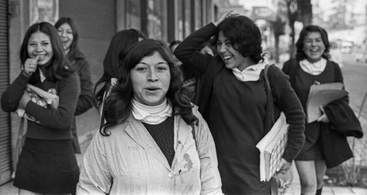 Expo sobre el jumper escolar indaga en sus orígenes y símbolos: “No hay nada uniforme en usarlo”