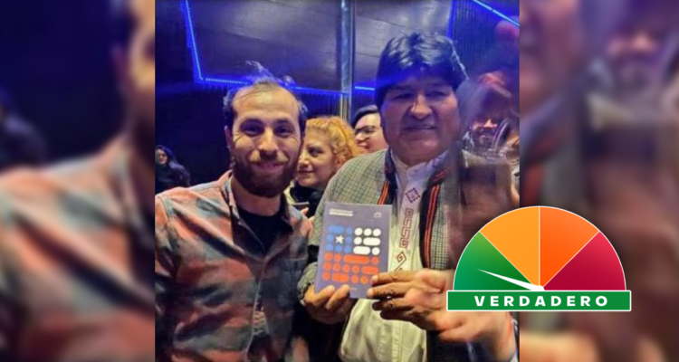 Felipe Parada entrega a Evo Morales texto sobre nueva constitución