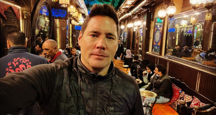 Francisco Saavedra se realiza una autofoto con rostro serio.