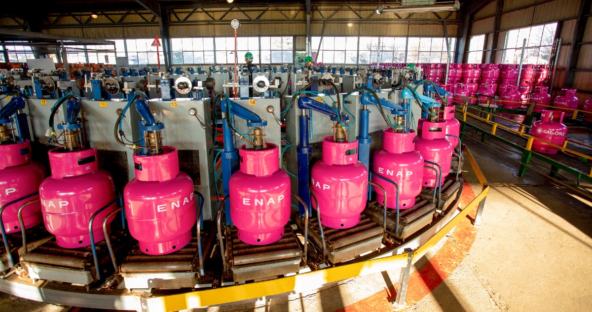 Enap anuncia puesta en marcha de venta de gas licuado a menor precio para 3 comunas del país