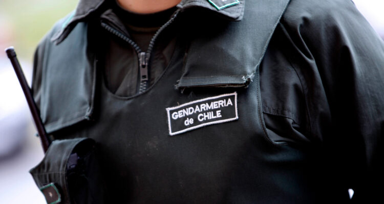 Gendarmes arriesgan 3 años de cárcel tras ser acusados de desnudar y golpear a reo en Punta Arenas