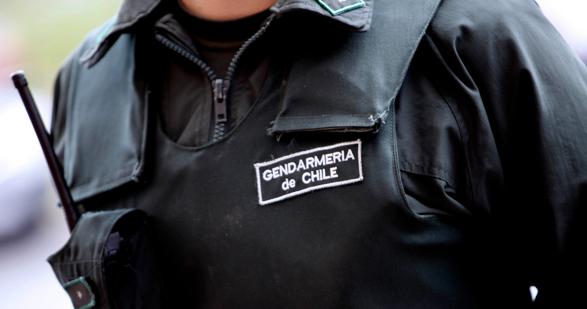 Gendarmes arriesgan 3 años de cárcel tras ser acusados de desnudar y golpear a reo en Punta Arenas