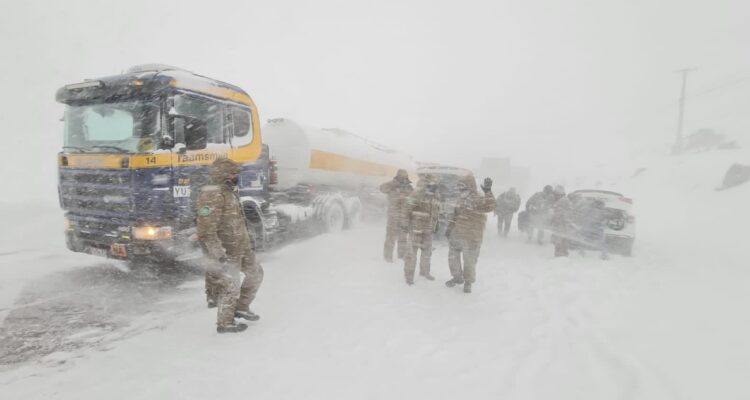 Gobierno anuncia investigación tras decisión de reabrir paso Los Libertadores: 250 autos atrapados