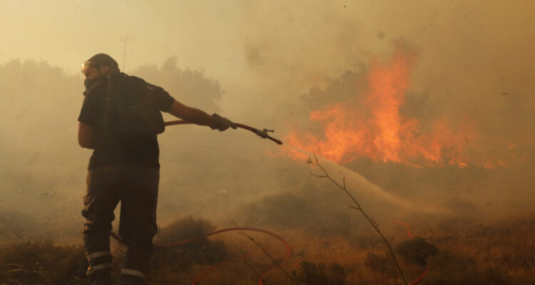 Incendio descontrolado en Atenas: fuego obliga evacuación de dos pueblos y ya alcanza primeras casas