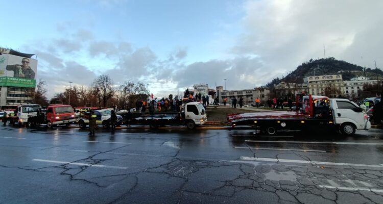 Conductores de grúas concretan protesta en Plaza Baquedano por valor de los combustibles