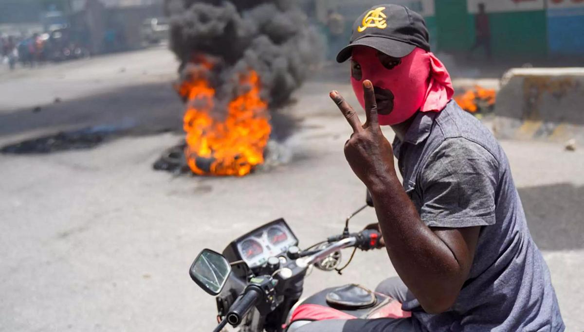Un hombre en una moto durante una manifestación contra el alza de precios en Puerto Príncipe.