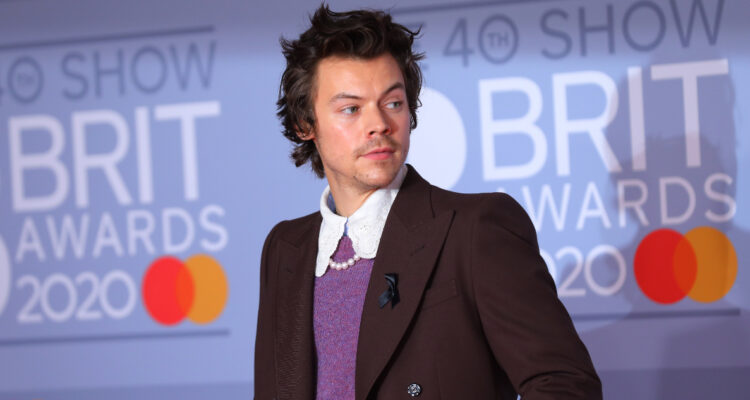 El cantante Harry Styles posa para a cámara en los BRIT Awards. El músico canceló su concierto en Copenhague.