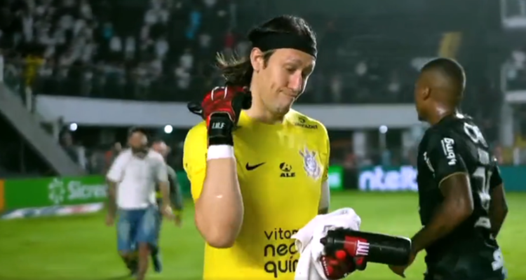 Hincha del Santos intenta agredir a portero del Corinthians.