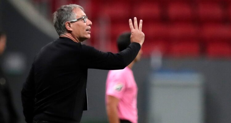 Hinchas de la UC contra Ariel HOlan tras humillante derrota en la Sudamericana