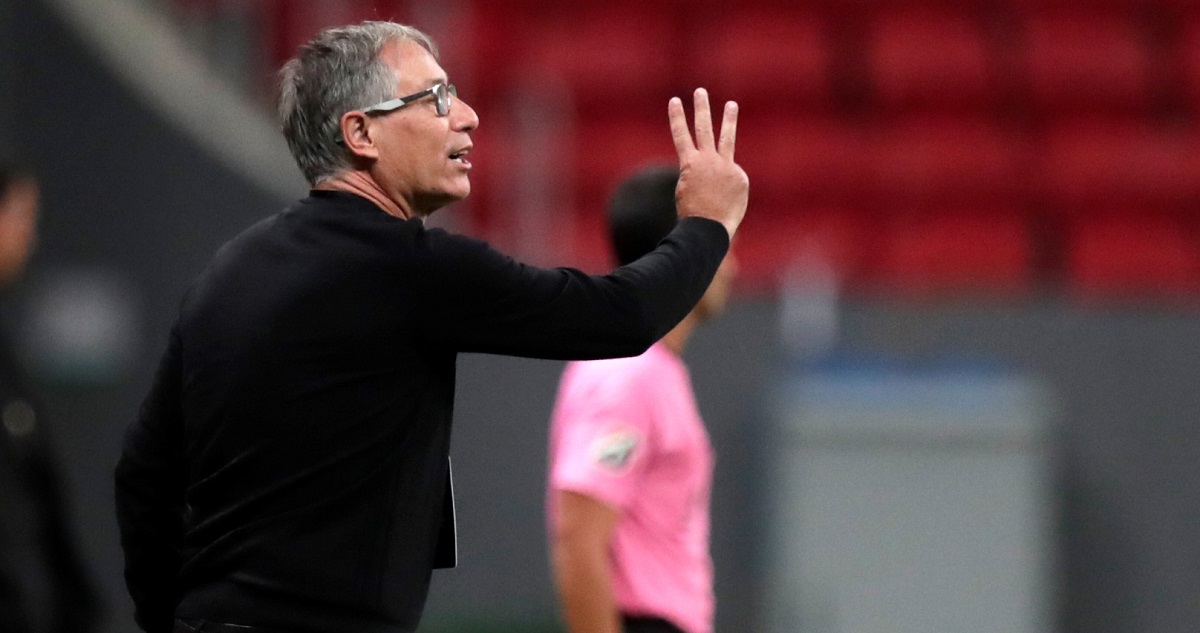 Hinchas de la UC contra Ariel HOlan tras humillante derrota en la Sudamericana