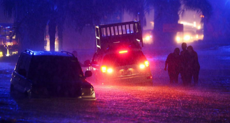 Huracán Bonnie sube a categoría 2 y azota con lluvias las costas de México
