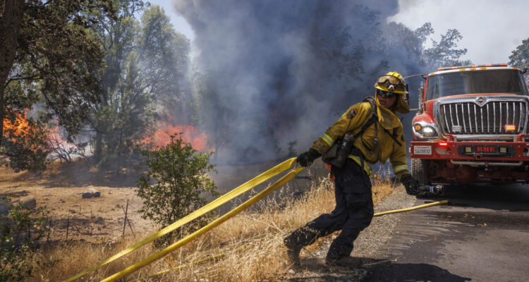 A firefighter battles the Oak Fire in Midpines, California, USA, 23 July 2022. The fire began on the edge of Yosemite National Park in the afternoon of 22 July, and rapidly expanded overnight to more than 6,000 acres (2,400 hectares), according to CalFire. Thousands of evacuations have been ordered as the fire continues to grow with zero percent containment. (Incendio, Estados Unidos)