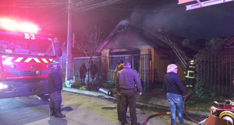 Incendio destruye casa en Los Ángeles