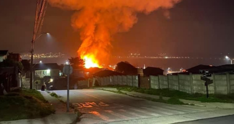 Incendio consume vivienda de dos pisos en Quintero.