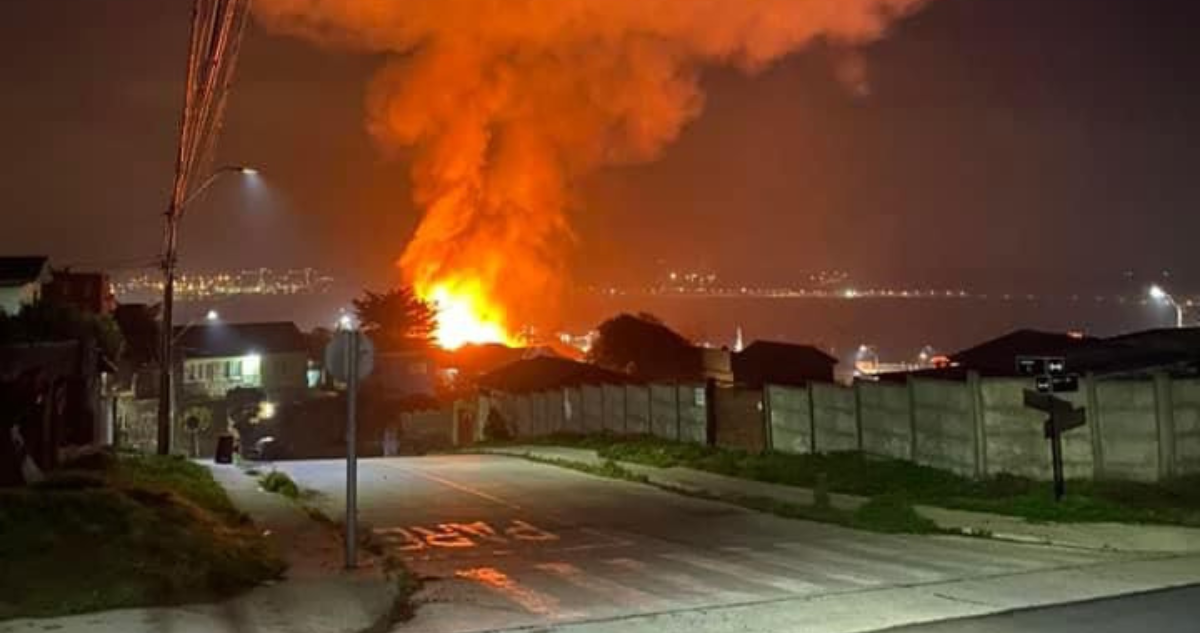 Incendio consume vivienda de dos pisos en Quintero.
