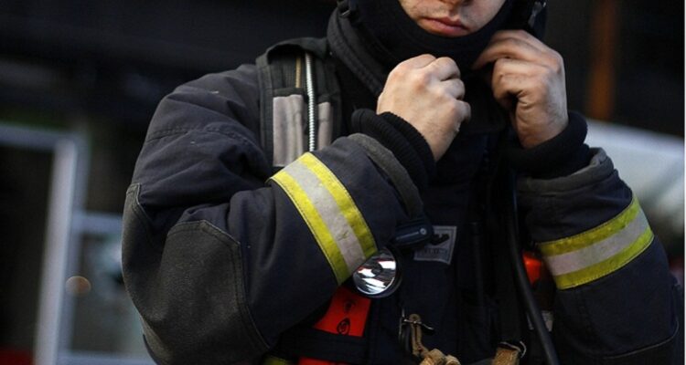 Bombero combatiendo incendio