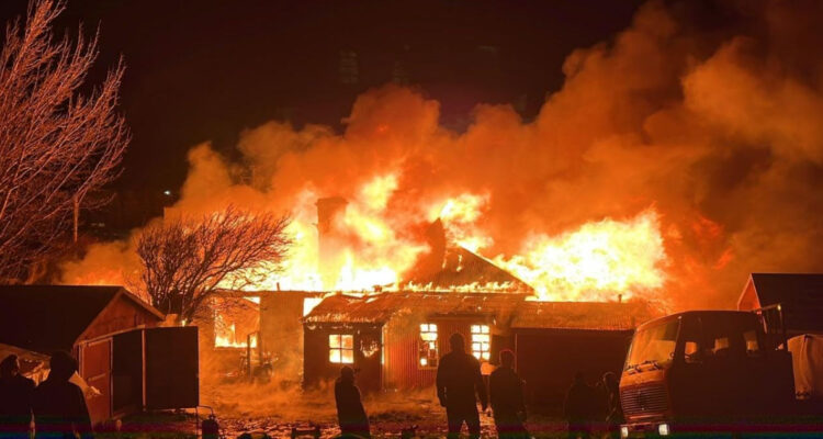 Incendio arrasó con tres viviendas en San Gregorio y dejó 13 damnificados