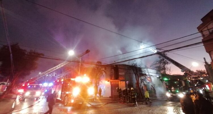 Una persona muerta deja incendio en pleno centro de Santiago