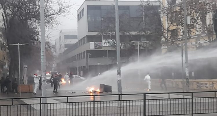 “Sentimos miedo”: bomba molotov quemó toldo de local comercial ubicado frente al Instituto Nacional