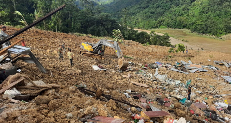 Equipos de emergencias rescatando a víctimas de un deslizamiento de tierra causado por las lluvias.