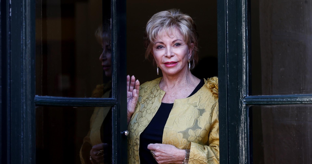 Isabel Allende celebra 40 años de “La casa de los espíritus” con guiño a su primera portada