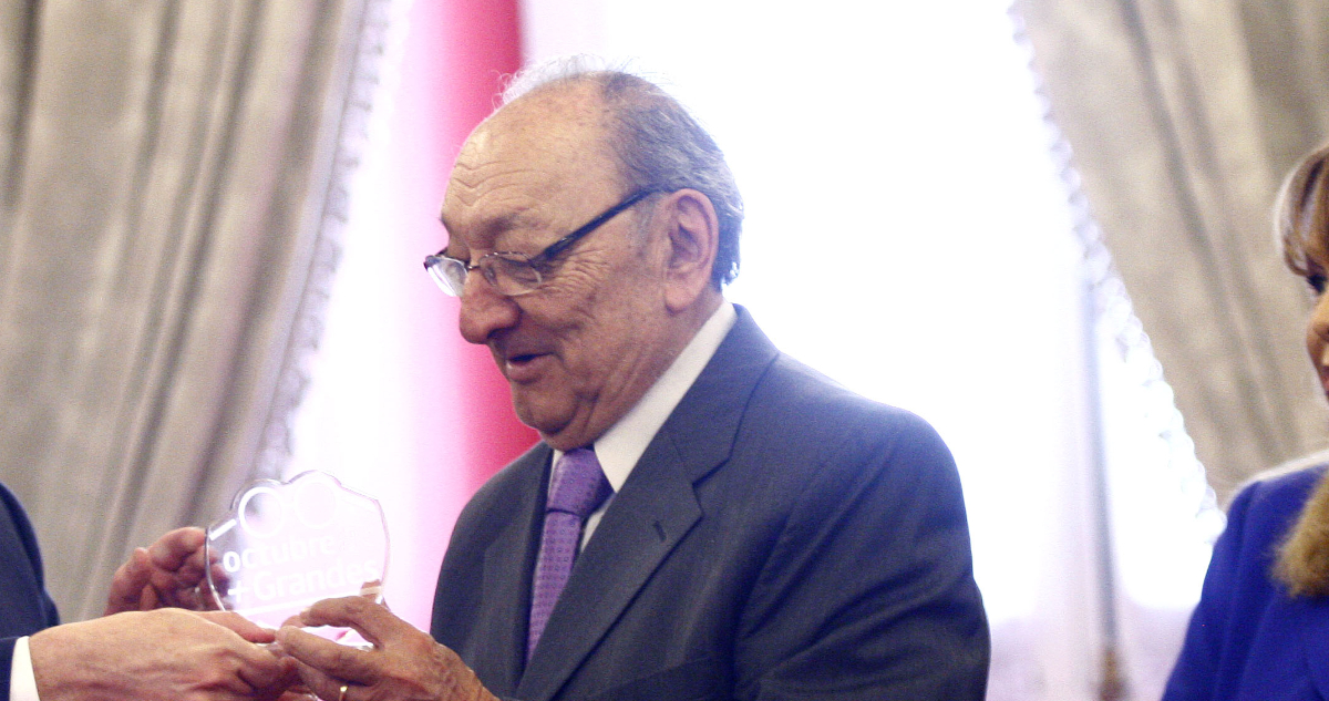 Javier Miranda mira hacia un costado sonriente mientras recibe un premio.