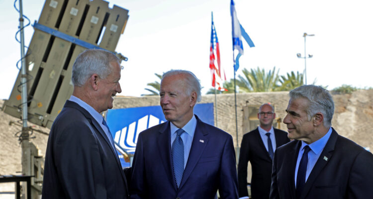 Joe Biden junto a los líderes israelíes, visitando los sistemas de la Cúpula de Hierro