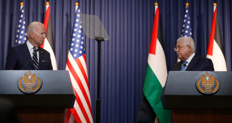 Joe Biden junto a Mahmud Abas.