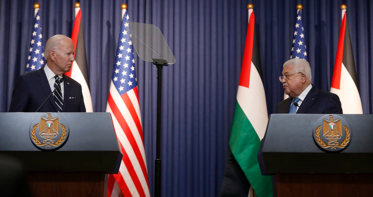 Joe Biden junto a Mahmud Abas.
