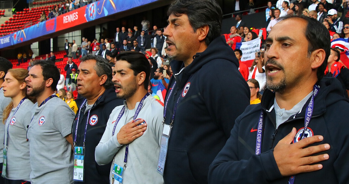 Llueven críticas a Letelier en La Roja: hinchas piden su salida
