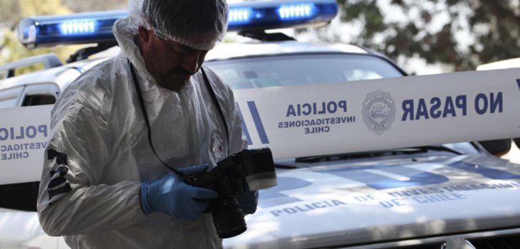 Peritos de la PDI indagando un homicidio