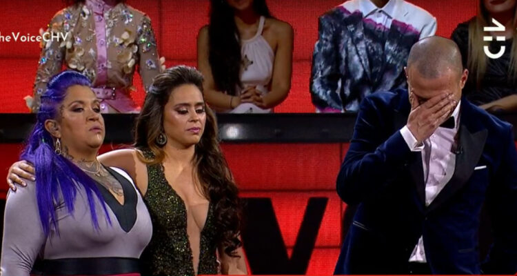 El animador Julián Elfenbein se tapa el rostro para reír en medio del impasse que vivió The Voice.