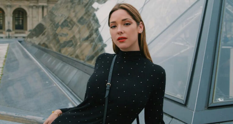 Kel Calderón popsa serie en las afueras del Louvre de París, Francia. La influencer habló sobre el perdón mientras sigue peleada con su madre desde hace años.