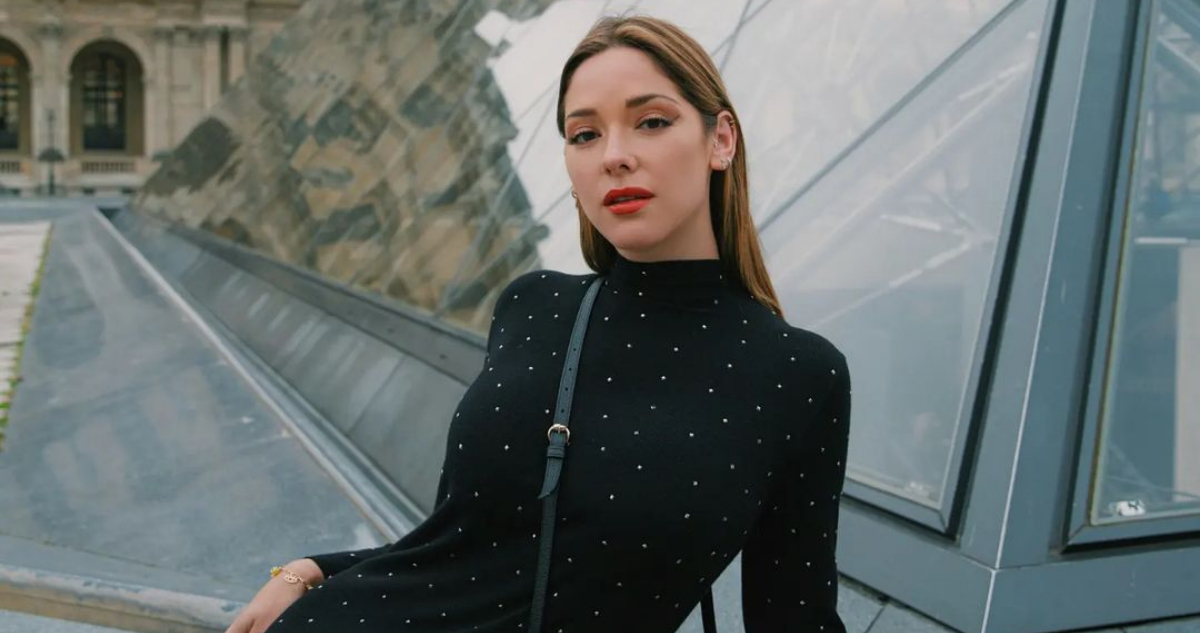 Kel Calderón popsa serie en las afueras del Louvre de París, Francia. La influencer habló sobre el perdón mientras sigue peleada con su madre desde hace años.