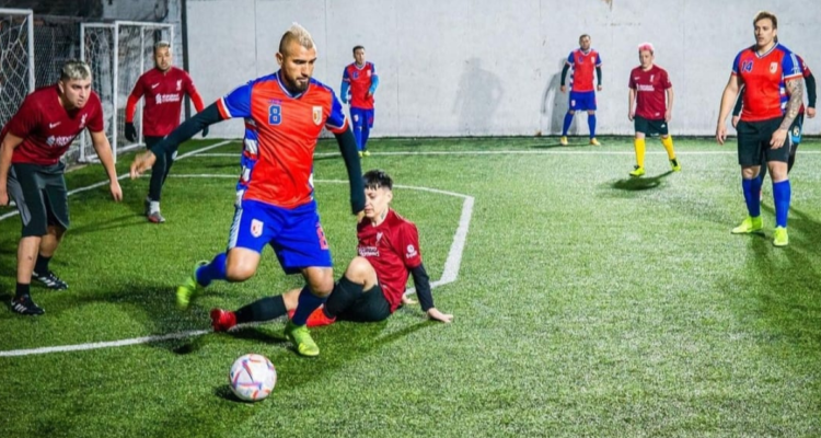 Vidal se reunió con cantantes urbanos para jugar un encuentro de futbolito en Chile.