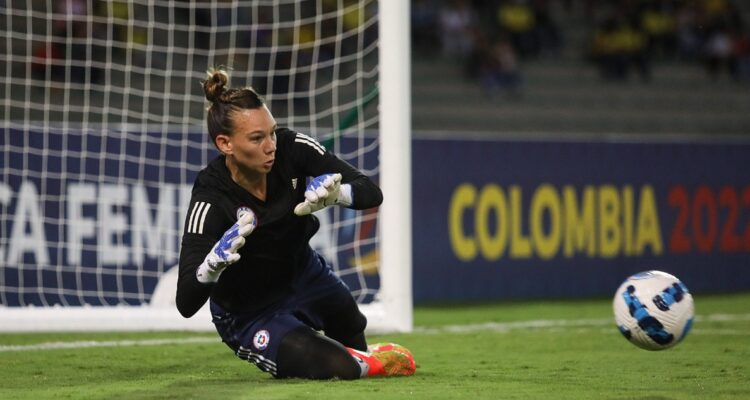Christiane Endler, muy criticada por duelo ante Colombia con La Roja