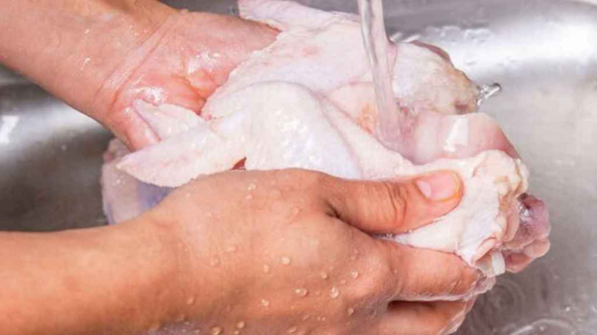 Uno de los errores más comunes cuando cocinas es lavar el pollo, según microbiólogos brasileños.